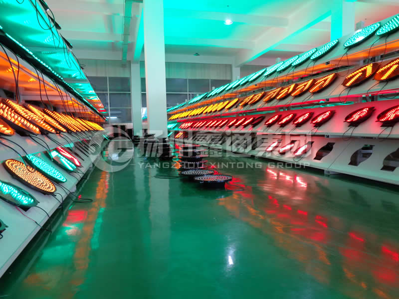 信號(hào)燈老化測試車間